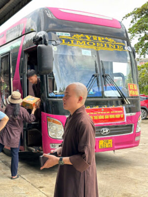 Chùa Khai Nguyên chư Tăng, Ni và Phật tử đã thực hiện chuyến từ thiện tới các tỉnh thành Phía Bắc bị ảnh hưởng nặng nề bởi tình trạng mưa bão