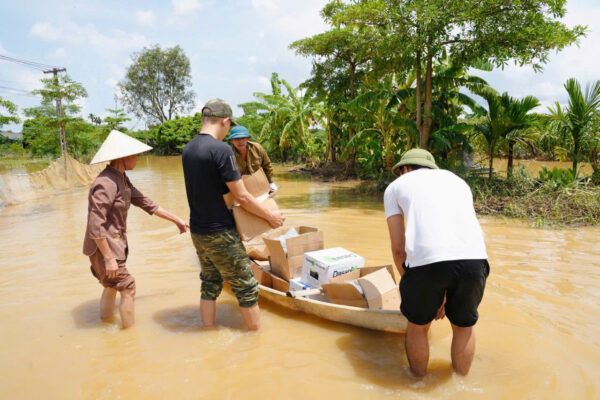 Chùa Khai Nguyên chư Tăng, Ni và Phật tử đã thực hiện chuyến từ thiện tới các tỉnh thành Phía Bắc bị ảnh hưởng nặng nề bởi tình trạng mưa bão