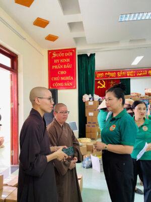 Chùa Khai Nguyên chư Tăng, Ni và Phật tử đã thực hiện chuyến từ thiện tới các tỉnh thành Phía Bắc bị ảnh hưởng nặng nề bởi tình trạng mưa bão