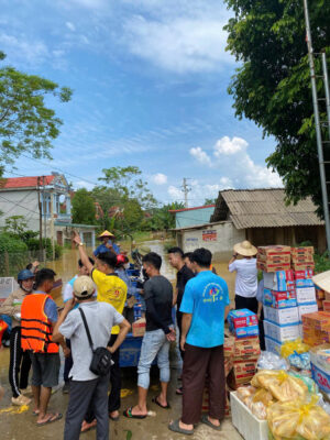 Chùa Khai Nguyên chư Tăng, Ni và Phật tử đã thực hiện chuyến từ thiện tới các tỉnh thành Phía Bắc bị ảnh hưởng nặng nề bởi tình trạng mưa bão