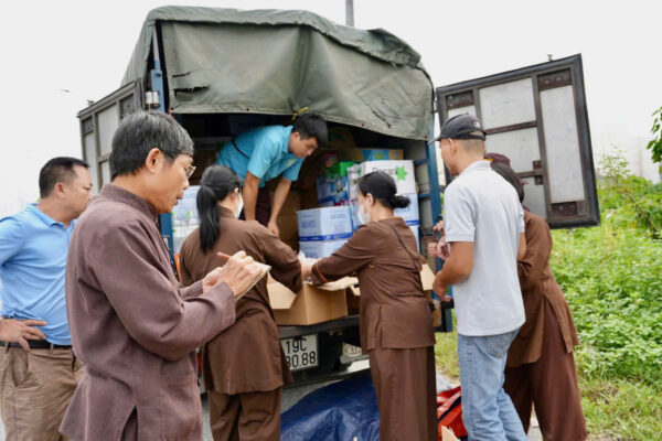 Chùa Khai Nguyên chư Tăng, Ni và Phật tử đã thực hiện chuyến từ thiện tới các tỉnh thành Phía Bắc bị ảnh hưởng nặng nề bởi tình trạng mưa bão