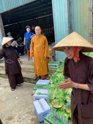 Chùa Khai Nguyên chư Tăng, Ni và Phật tử đã thực hiện chuyến từ thiện tới các tỉnh thành Phía Bắc bị ảnh hưởng nặng nề bởi tình trạng mưa bão