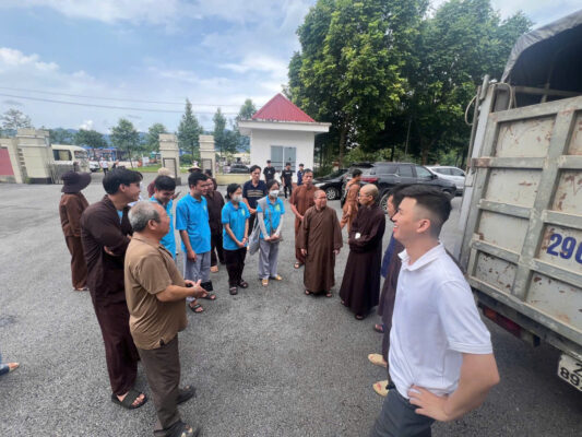 Chùa Khai Nguyên chư Tăng, Ni và Phật tử đã thực hiện chuyến từ thiện tới các tỉnh thành Phía Bắc bị ảnh hưởng nặng nề bởi tình trạng mưa bão